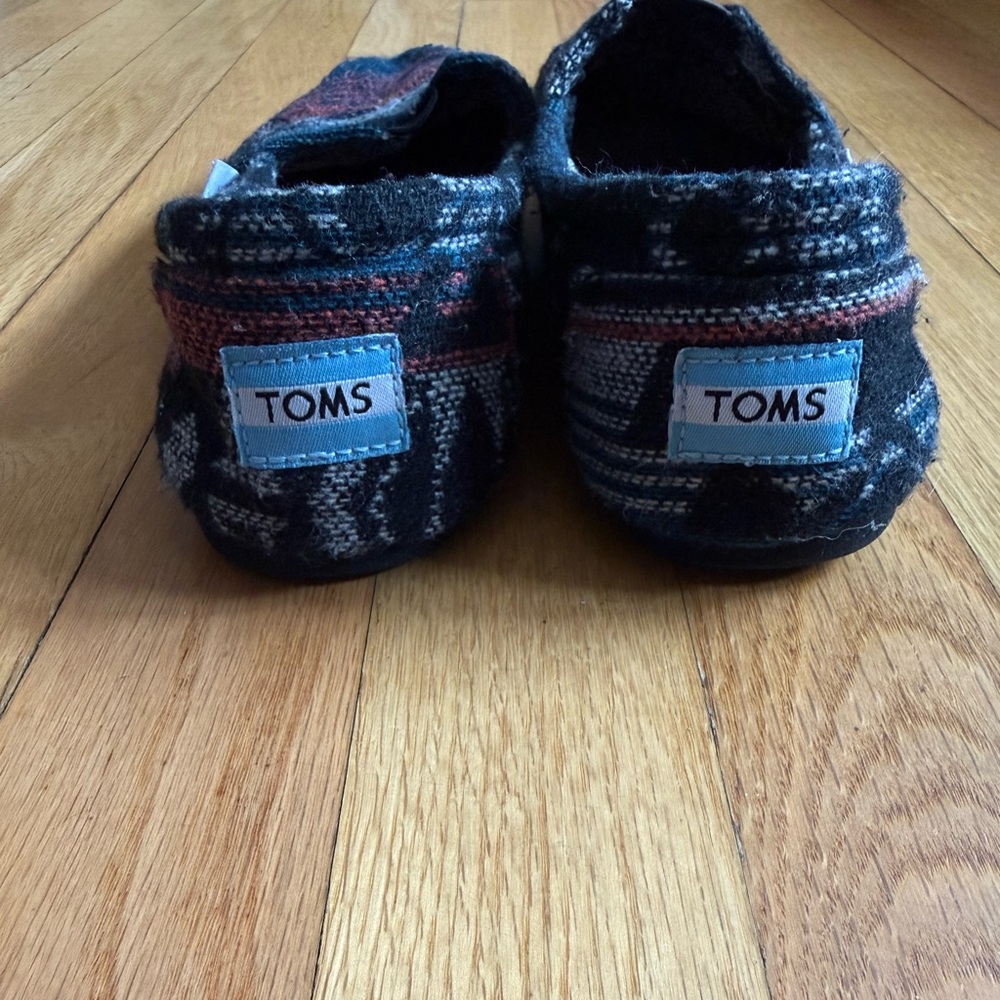 TOMS Slip-On Flats Women’s 7.5 Plaid Wool Blend Blue, Red, Black Pattern - Picture 4 of 5